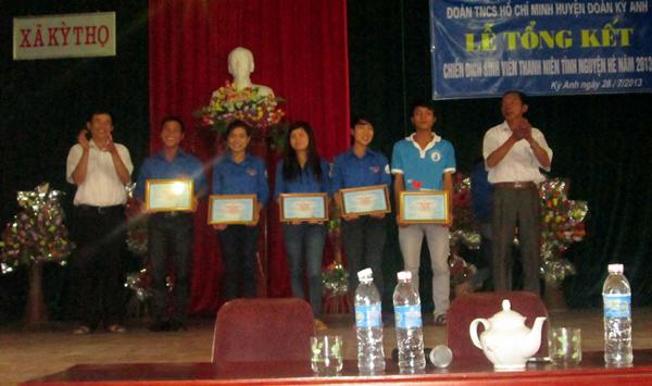 BCH Huyện đoàn Kỳ Anh trao giấy khen cho các đội tình nguyện ở Kỳ Phú, Kỳ Xuân, Kỳ Thọ