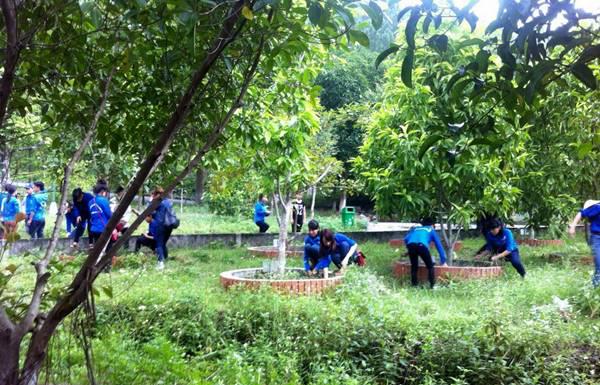 Đoàn viên thanh niên lao động tại Khu di tích ngã ba Đồng Lộc